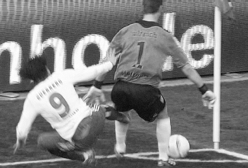Fußballszene am Tor mit einem Spieler und Torwart im Einsatz